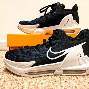 Nike LBJ witness VI Boys bball shoes